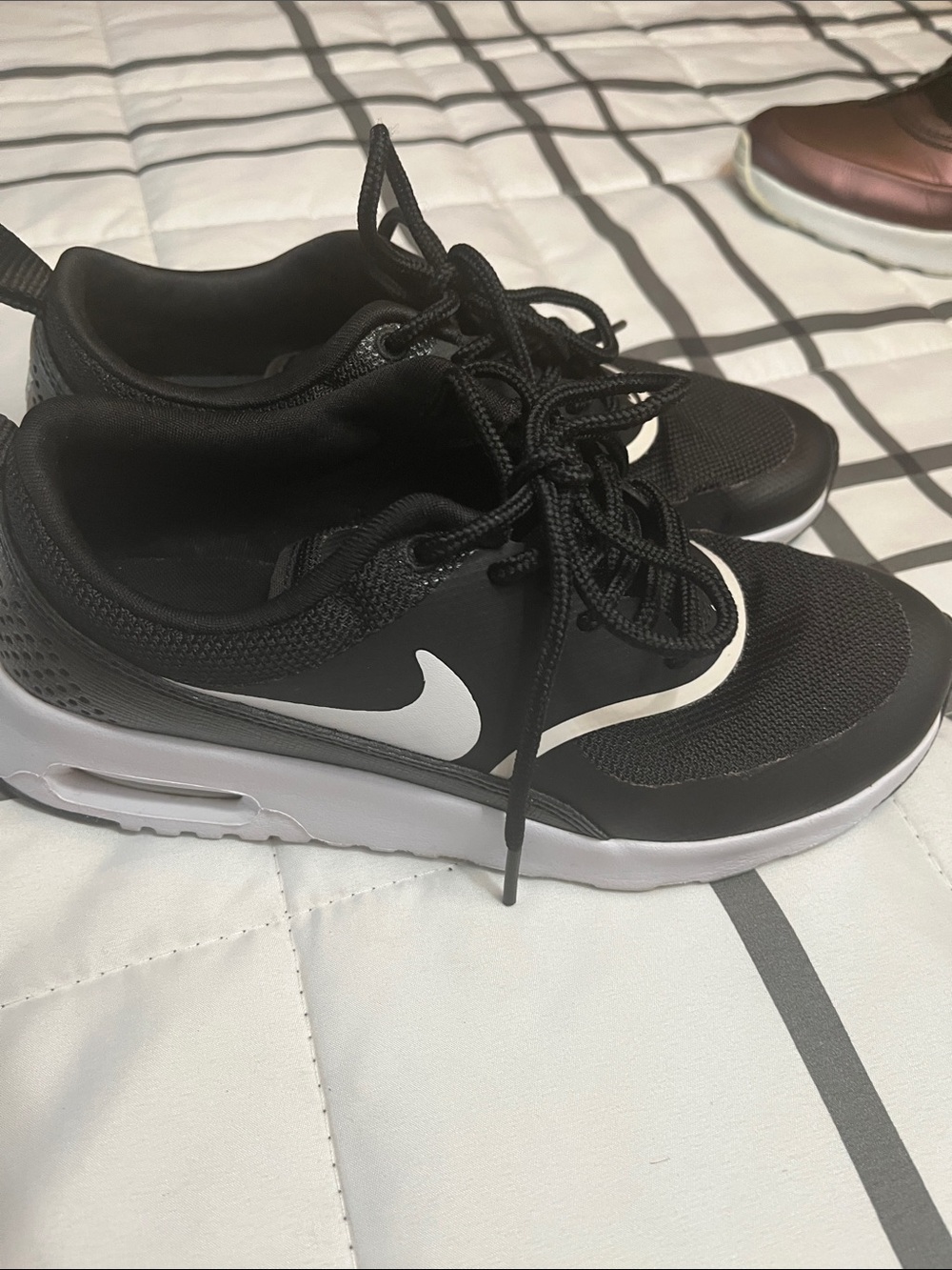 Nike Woman’s Air Max Thea 40 Low-Top Sneakers - Picture 6 of 12